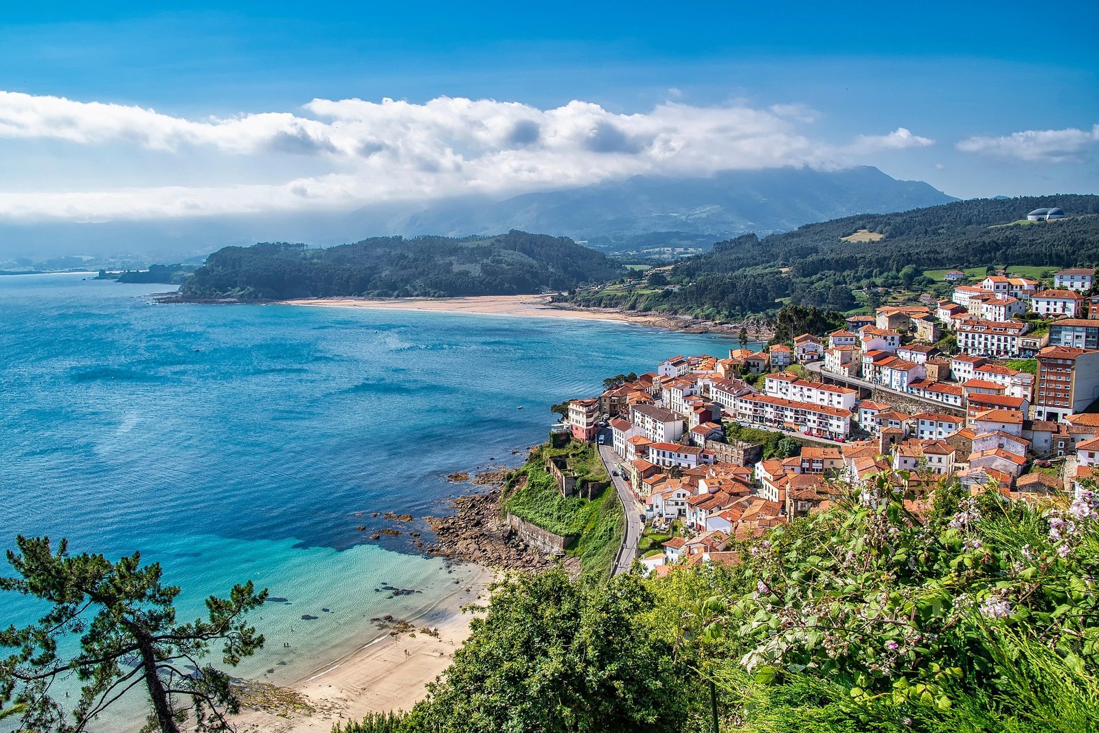 Acantilados y costa de Asturias en la España Verde